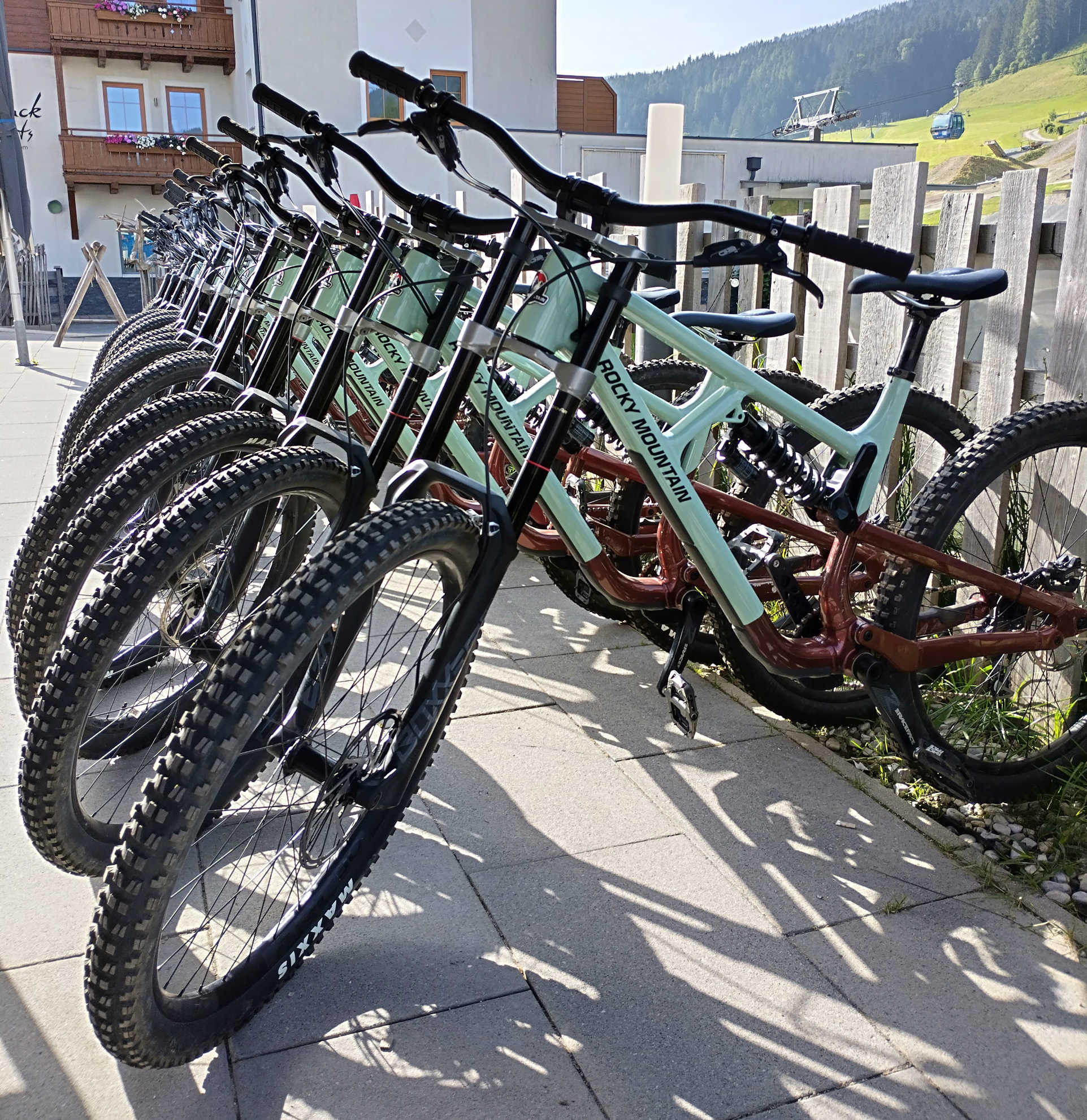 Unsere Rocky Mountain Slayer Park vor Bachers Bikeverleih.