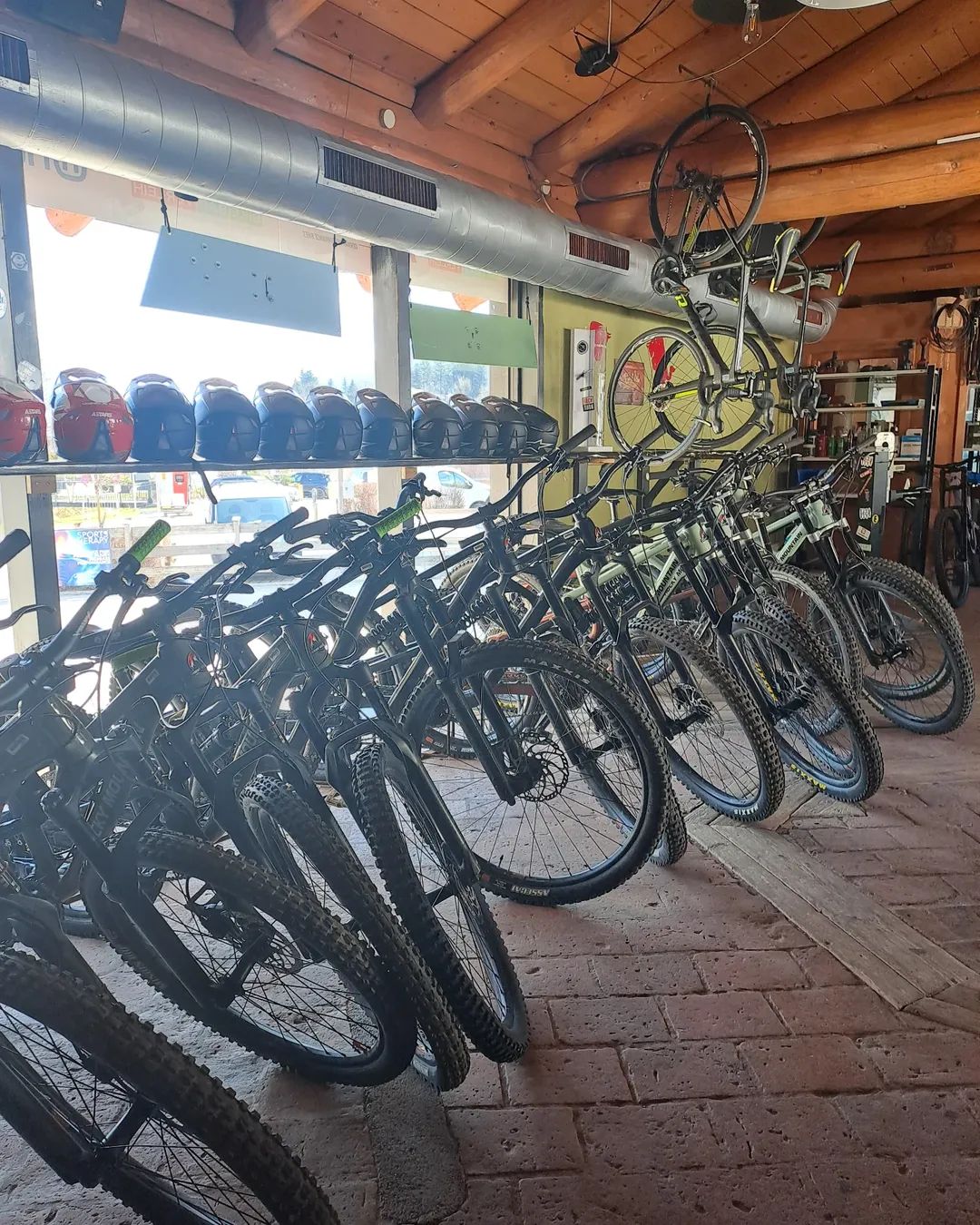 Bachers Bikeverleih Bar - Innenansicht mit Verleihbikes